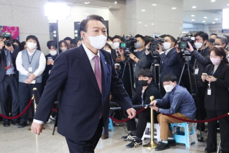 การห้ามนักข่าวของ MBC จากเครื่องบินประจำตำแหน่งประธานาธิบดีของทำเนียบประธานาธิบดีทำให้เกิดการถกเถียงกัน